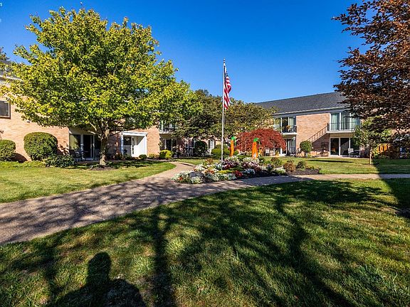 3rd image of 127 Stonyridge Dr APT 102