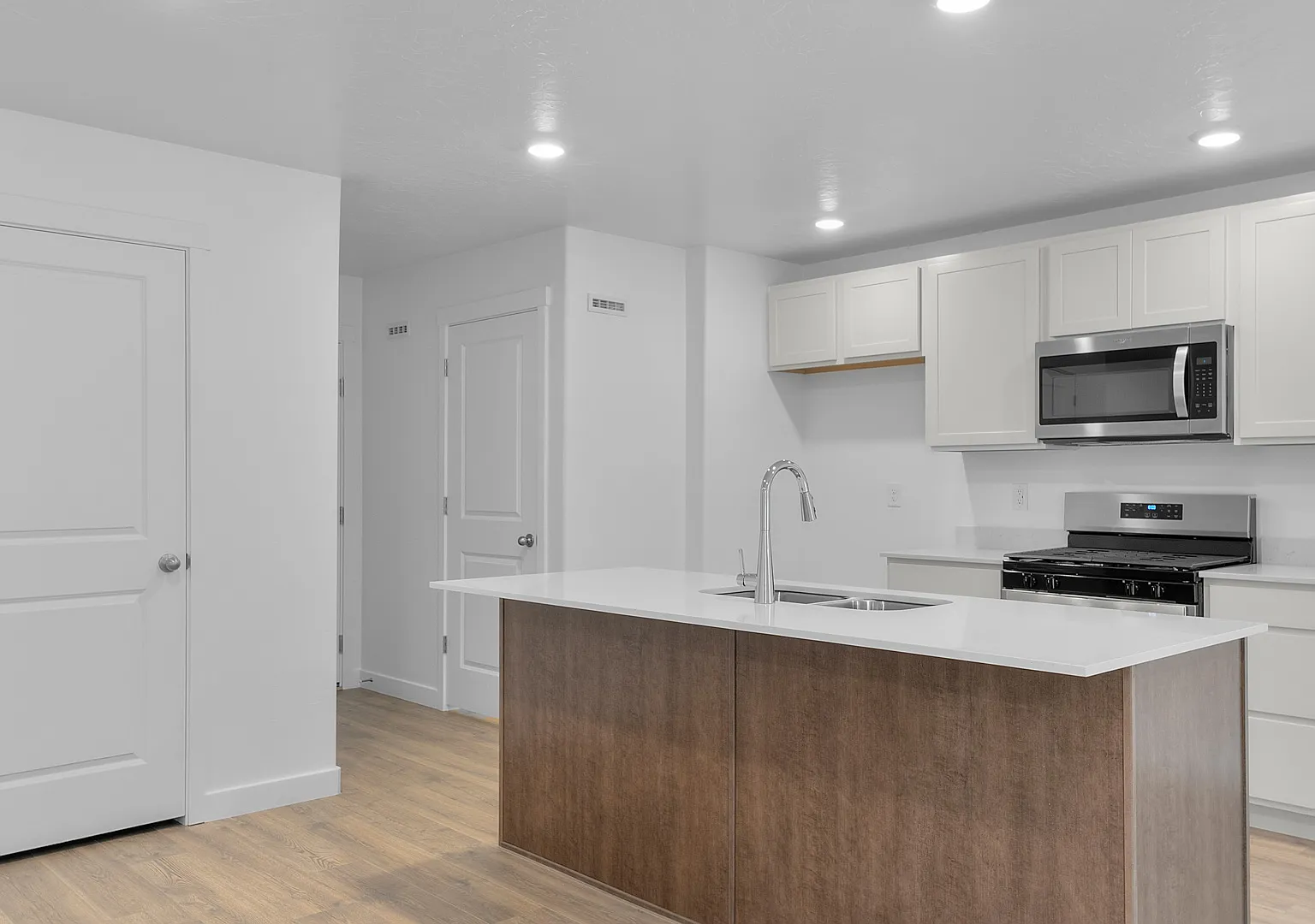 3 bed, 2.5 bath, 2205 sqft, $2,150 — Photo 3