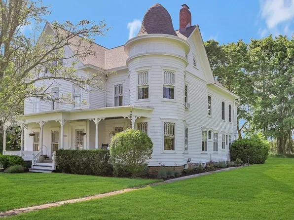 1982 Main Rd, Laurel, NY 11901