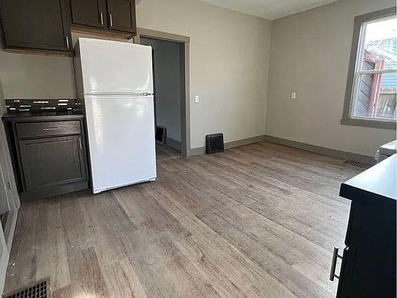 3rd image of 1025-1027 Redfield St #1025