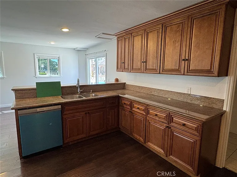 1041 W Acacia Ave — Photo 8