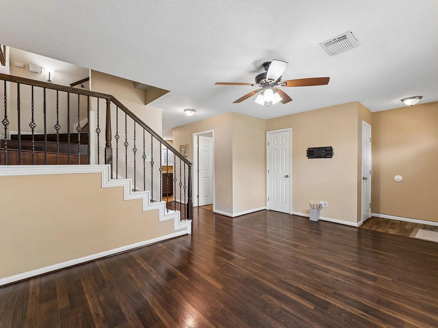 3 bed, 2.5 bath, 1365 sqft, $1,950 — Photo 3