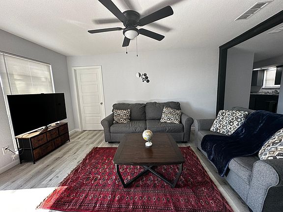 4th image of 411 N Davis Dr