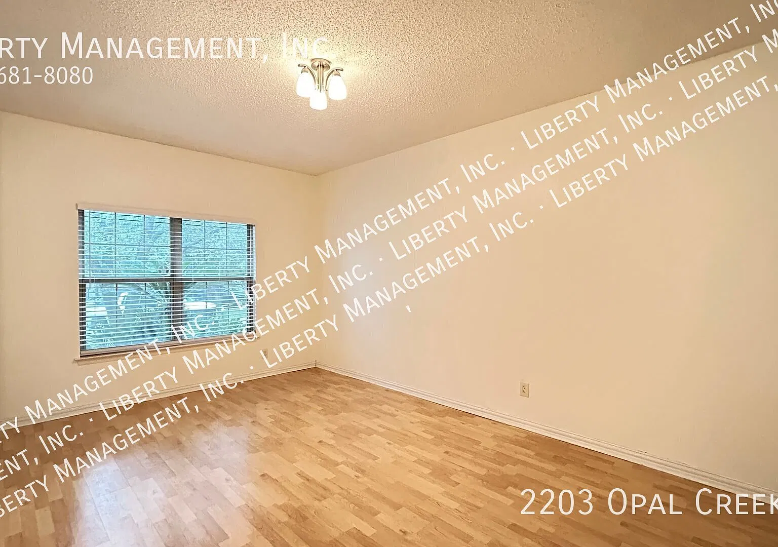 Beautiful 4 bedroom, 2 bath home near 1604. — Photo 4