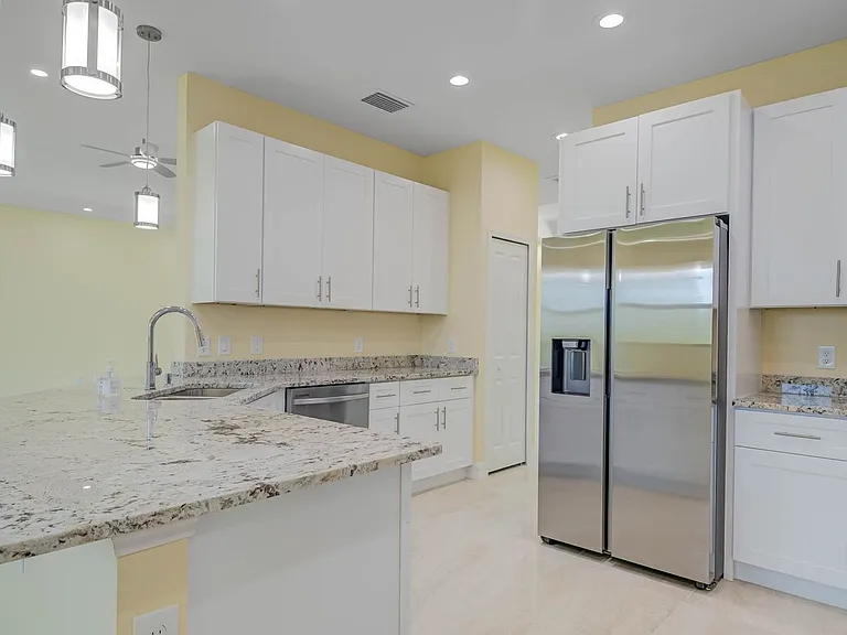 637 Cardinal St E — Photo 1