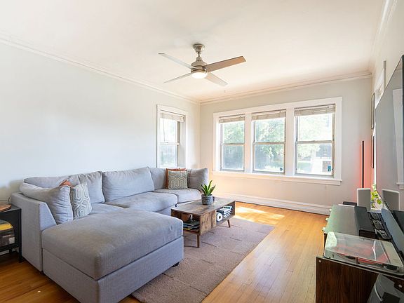 3rd image of 3124 W Addison St #1