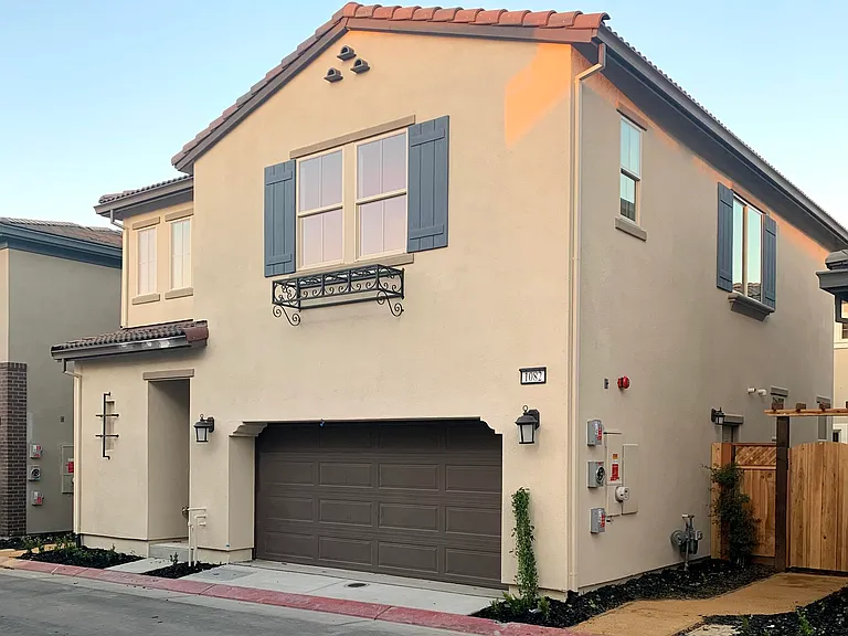 1082 S Noble Fir Pl — Photo 2