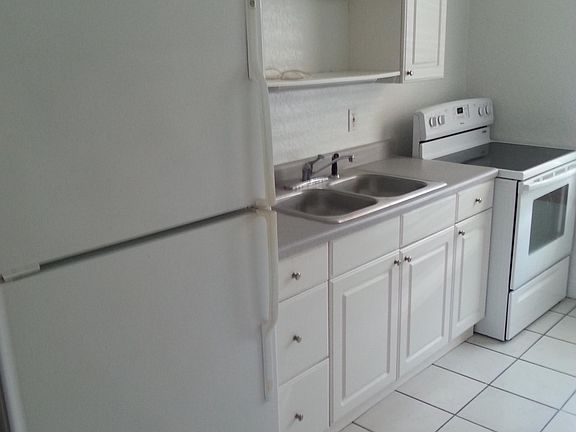 Full Kitchen with eat in space