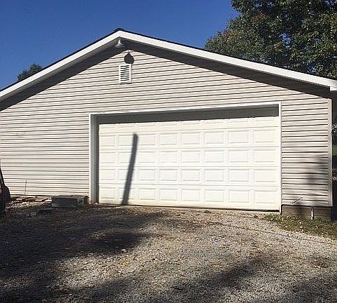 Garage w/concrete floor