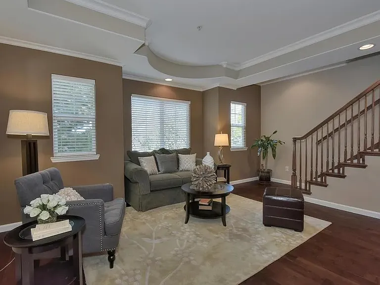 2218 Woodberry Ln — Photo 6