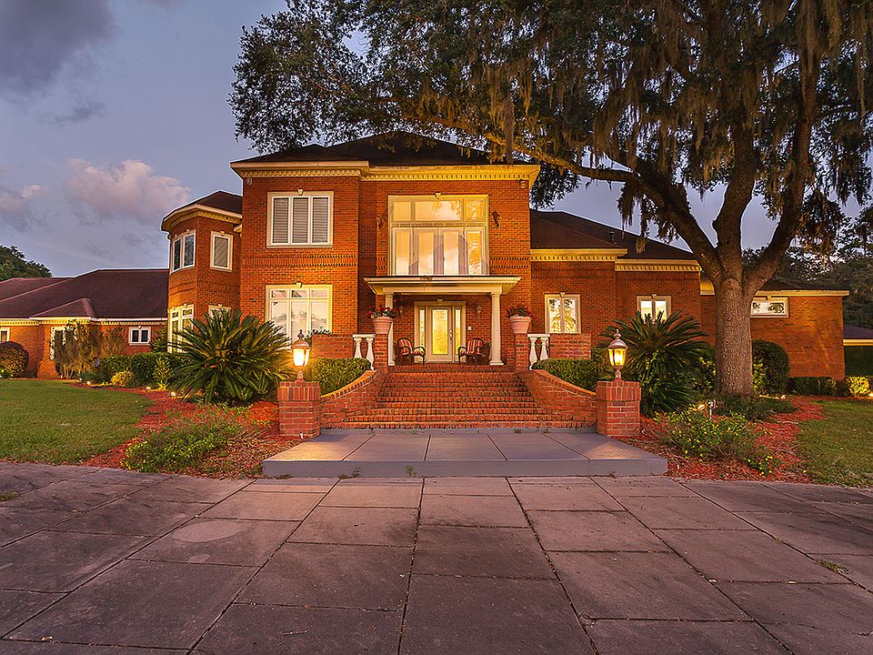 1st image of 385 SE Nature Dr