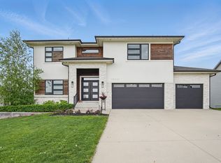 16202 Brookview Dr, Urbandale, IA 50323