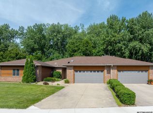 2048 Hunters Ridge Dr, Mason City, IA 50401