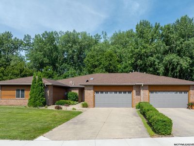 2048 Hunters Ridge Dr, Mason City, IA, 50401