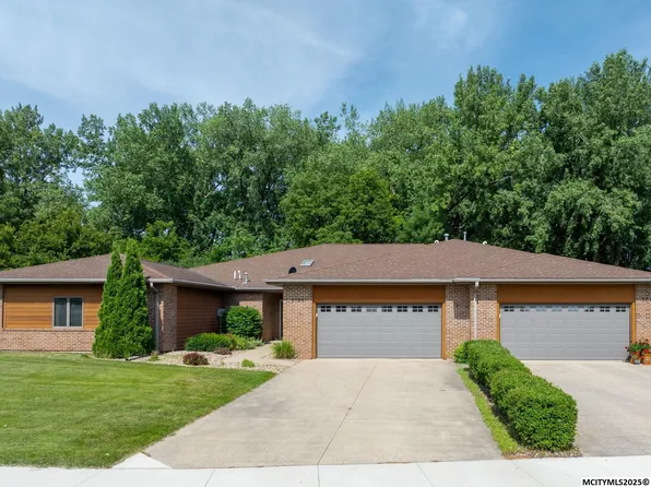 2048 Hunters Ridge Dr, Mason City, IA 50401