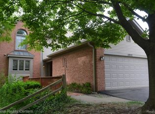 1052 Pinewood Ct, Brighton, MI