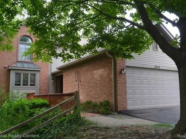1052 Pinewood Ct, Brighton, MI 48116