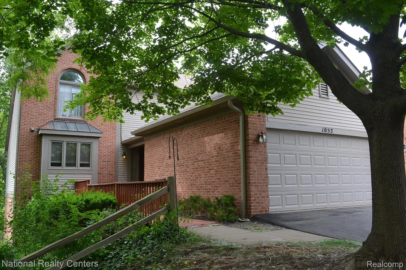 1052 Pinewood Ct photo 1
