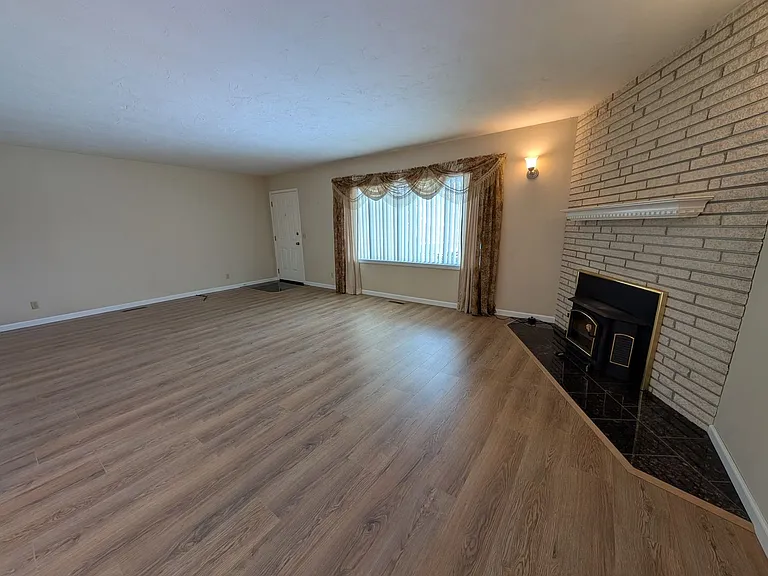 722 Bryden Ave — Photo 15
