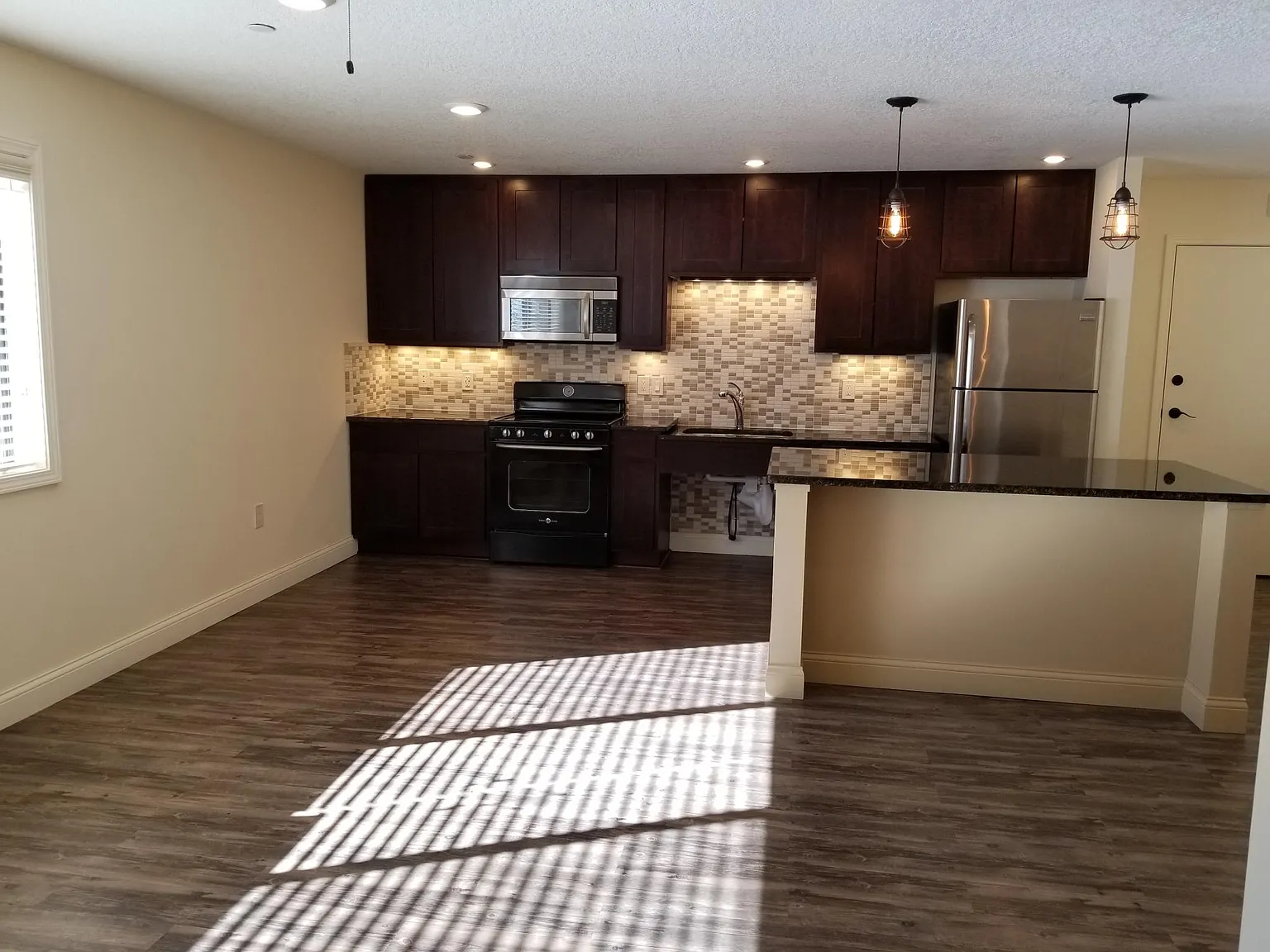 2 bed, 850 sqft, $1,390 — Photo 2