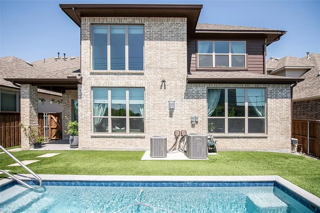 4 bed, 4.5 bath, 3692 sqft, $5,900 — Photo 4