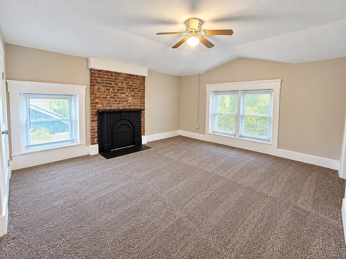 224 E Oak St — Photo 3