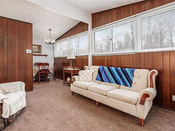 3rd image of 2424 Glen Dr