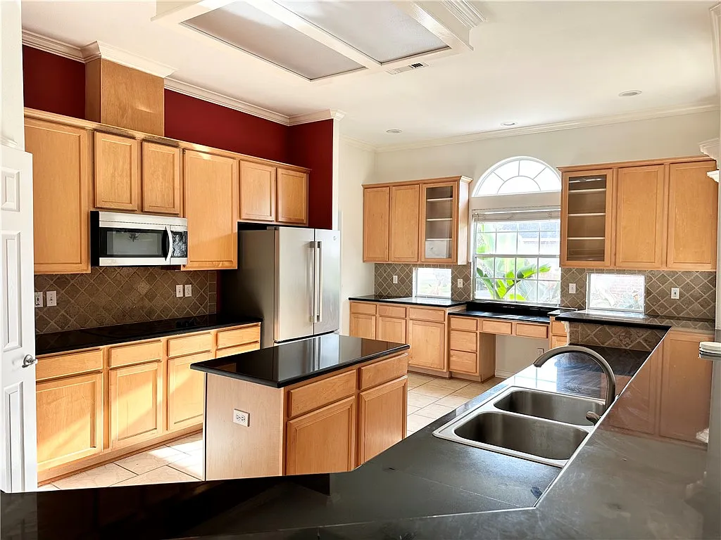 4 bed, 2543 sqft, $2,599 — Photo 4