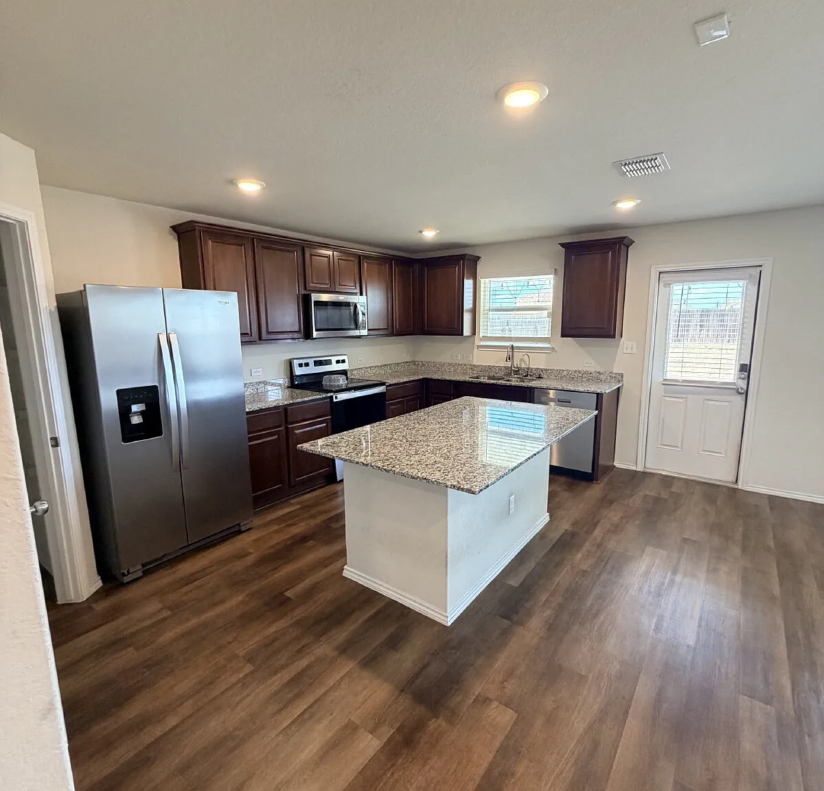 3 bed, 2.0 bath, 1570 sqft, $2,000 — Photo 3