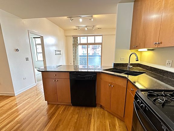 3rd image of 1935 S Archer Ave APT 226