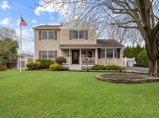124 Meroke Ln, East Islip, NY 11730