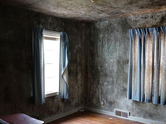 4th image of 2069 Rose Ave