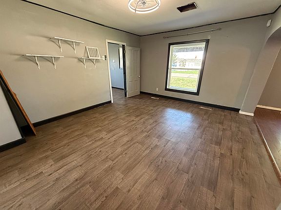 4th image of 102 N Perkins Ave