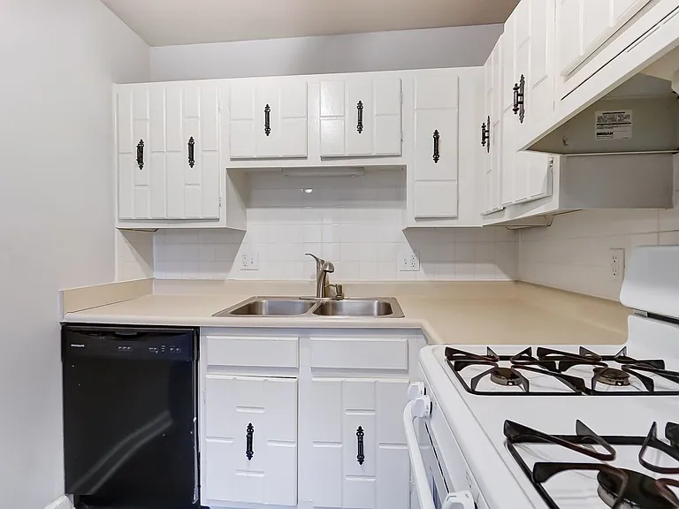 Candlelite Apartments — Photo 43