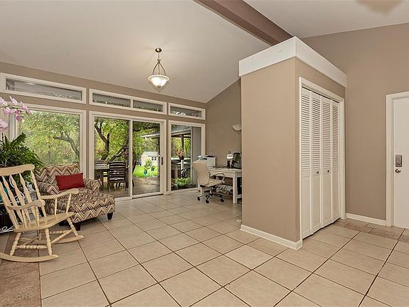 5th image of 105 N Strawberry Ln