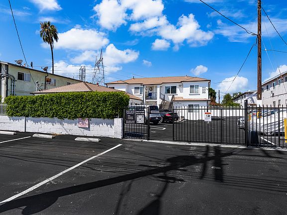 3rd image of 5907 Cahuenga Blvd #2