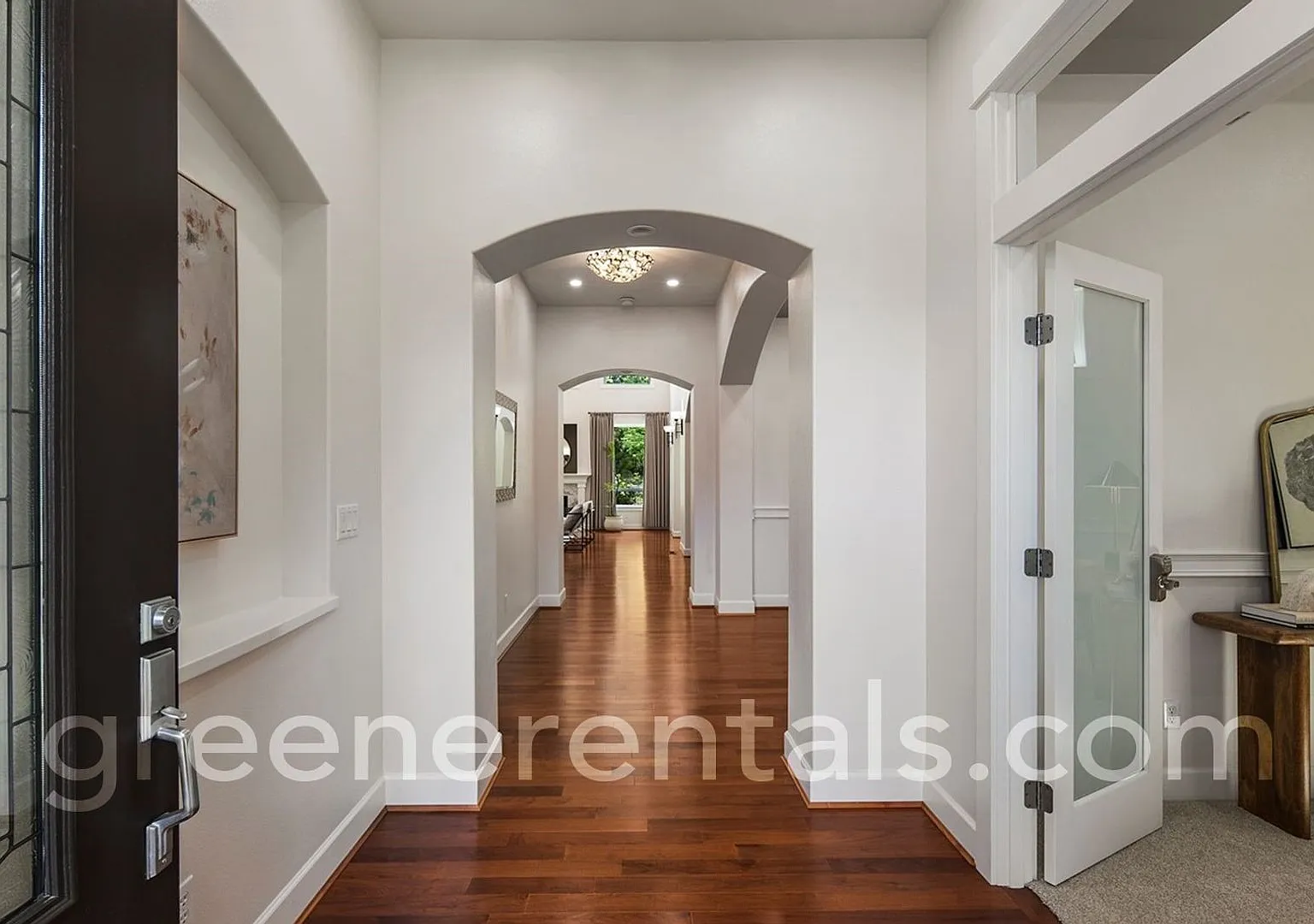 Luxurious 4BD 3.5BA Home in Campus Highlands — Photo 2