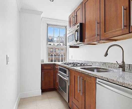 4th image of 16 Park Ave #15D
