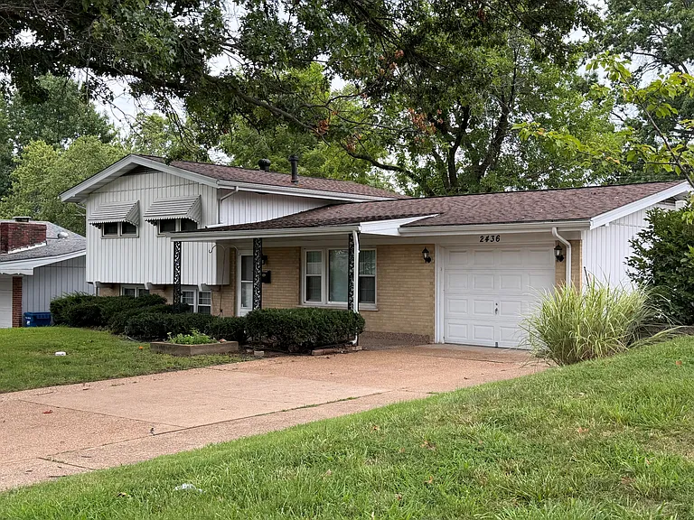 2436 Pinehurst Dr — Photo 3