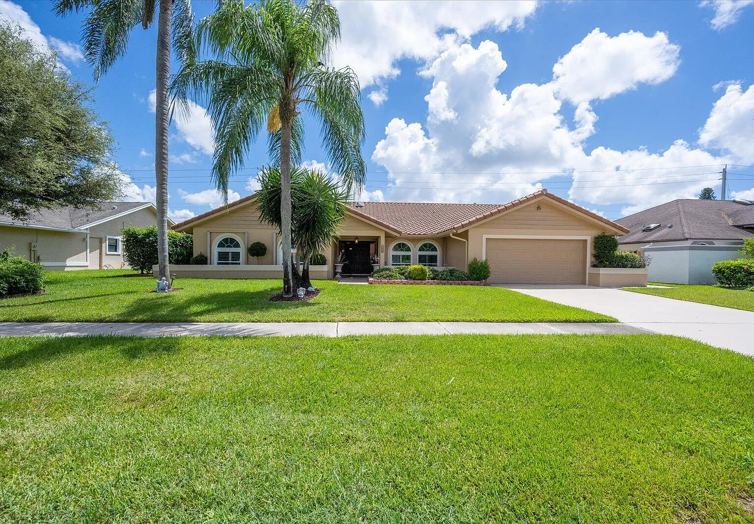 4 bed, 2.5 bath, 2539 sqft, $6,900 — Photo 1