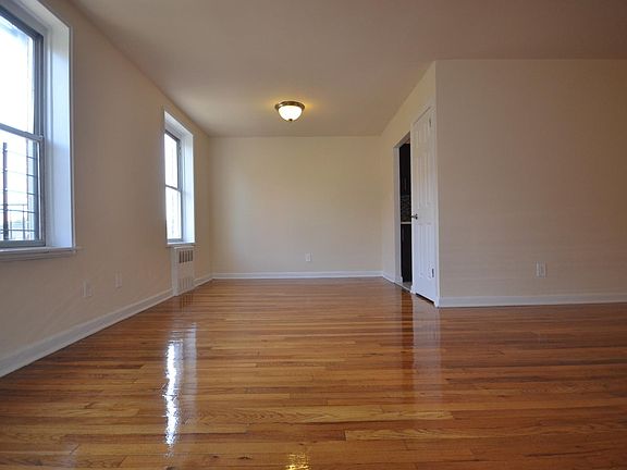 4th image of 34-20 Parsons Blvd APT 4G