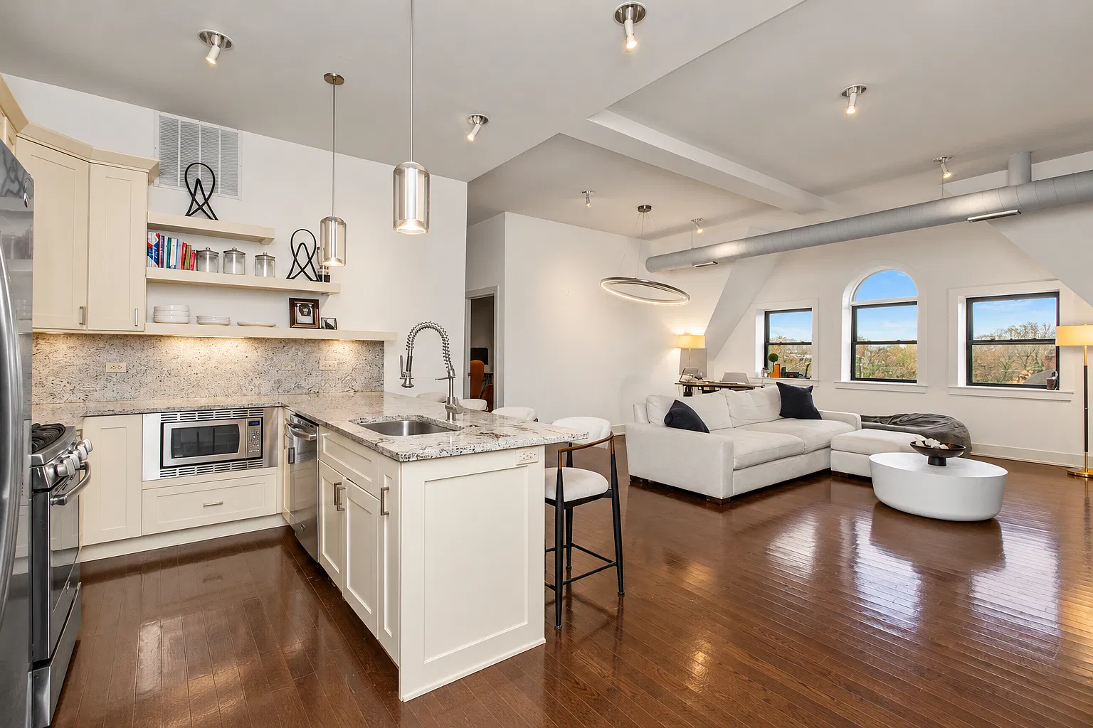 2 bed, 2.0 bath, 1400 sqft, $2,800 — Photo 2