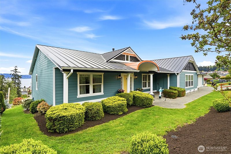 3rd image of 838 W Gladstone Drive