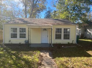 711 E 10th St, Cameron, TX 76520