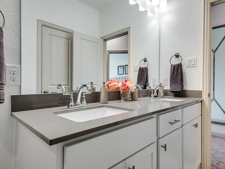 Full Bathroom 2