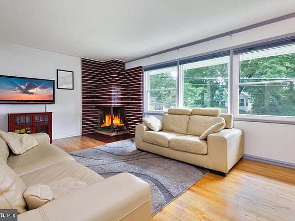 4th image of 1510 Bradley Ave