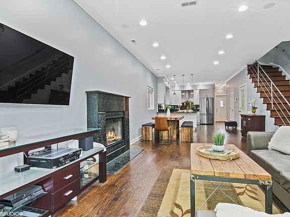 3rd image of 2029 W Saint Paul Ave #2E