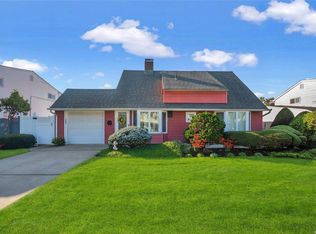 184 Blueberry Ln, Hicksville, NY 11801