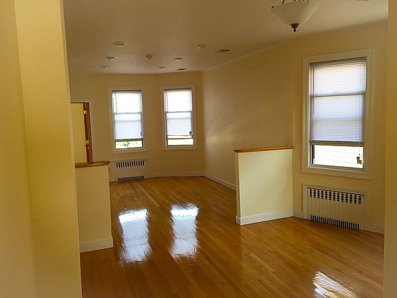 2nd image of 54 Oxford Pl #2