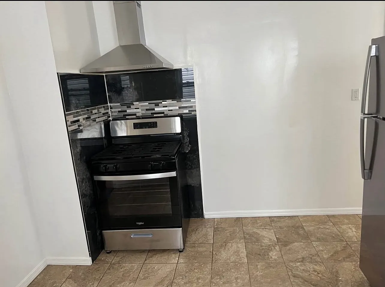 3 bed, 900 sqft, $2,300 — Photo 4